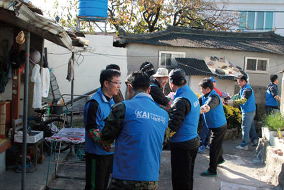 ‘KAI 나눔봉사단’이 연말을 맞아 연탄봉사를 실시하고 있다. 사진 = 한국항공우주산업