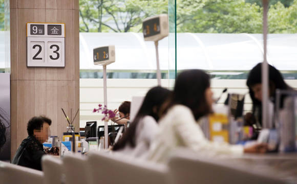 정부는 우선 정책금융기관의 연대보증을 전면적으로 없애고, 민간금융권으로의 확산을 유도한다는 방침이다. 사진은 서울 시내 한 은행 영업점 모습. 사진 = 연합뉴스