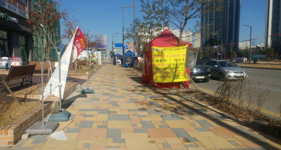 동탄SRT역 주변 거리와 부동산은 상가임대와 관련된 홍보가 중점적으로 이뤄지고 있었다. 사진 = 손강훈 기자