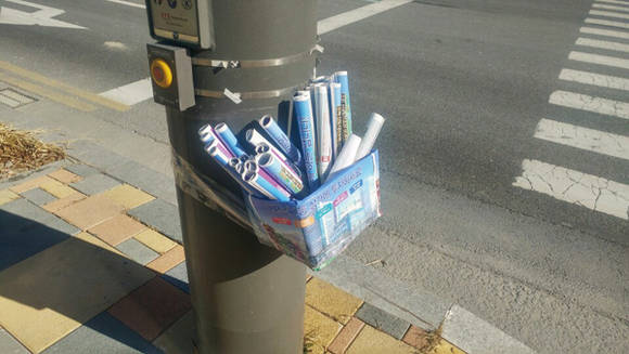 도보와 차도 곳곳에는 분양·상가임대와 관련된 광고 전단지를 쉽게 확인할 수 있다. 사진 = 손강훈 기자