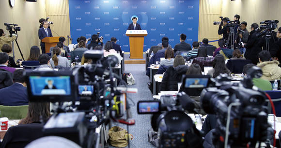 이주열 한국은행 총재가 11월 30일 서울 태평로 한국은행에서 금융통화위원회를 마친 뒤 기자회견을 하고 있다. 이날 열린 금통위에서는 기준금리를 1.25%에서 1.50%로 인상했다. 사진 = 연합뉴스