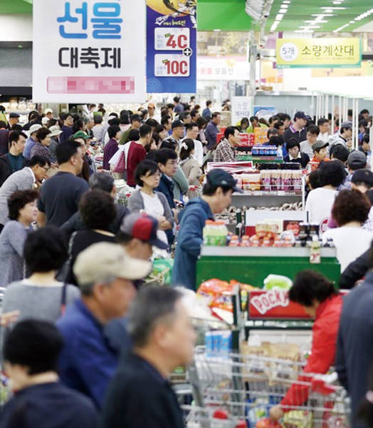 대형마트 매출이 감소하고 있는 가운데 신세계와 현대백화점은 ‘안정화’ 기조에 맞춰 연말인사를 단행했다. 대형마트에 진열된 상품을 살피고 있는 고객들의 모습. 사진 = 연합뉴스