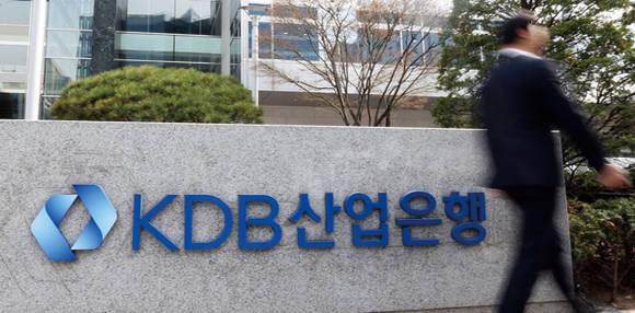 서울 여의도 KDB산업은행 본점 앞을 한 시민이 지나고 있다. 사진 = 연합뉴스