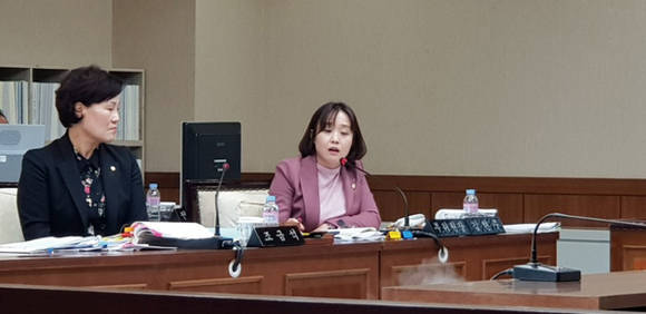 의정부시의회 김현주 의원이 안중근 동상의 문제점에 대해 질의하고 있다. 사진= 김진부 기자