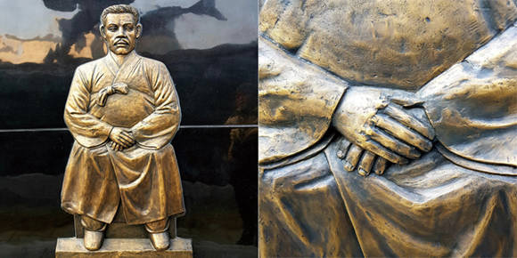 동상 뒤쪽에 별도로 설치된 부조에도 손가락이 잘못 표현돼 있다. 사진= 김진부 기자