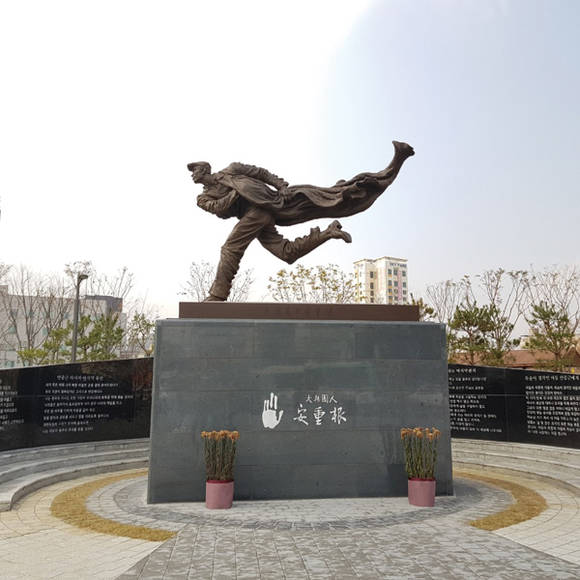 의정부역에 설치된 안중근 의사 동상의 전경. 사진= 김진부 기자