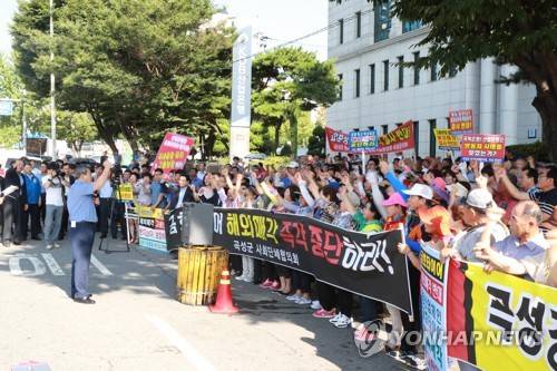 지난 8월 3일 광주지점에서 금호타이어 해외 부실매각 중단을 촉구하는 시위가 열렸다. 국민의당 정인화 의원, 유근기 곡성군수, 민형배 광주 광산구청장과 곡성군 20여개 사회단체 회원 등 300여 명이 참여했다. (사진 = 연합뉴스)