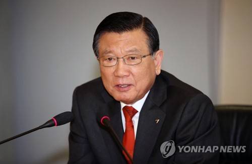 지난 11월 28일 기자회견에서 박삼구 금호아시아나그룹 회장이 금호타이어 재인수 의사가 없다는 입장을 밝히고 있다. (사진 = 연합뉴스)