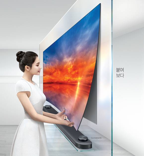저마다 뛰어난 화질을 앞세우는 삼성전자의 QLED TV '더 프레임'(위)과 LG전자 'LG 시그니쳐 OLED TV W'. (사진 = 삼성전자, LG전자)