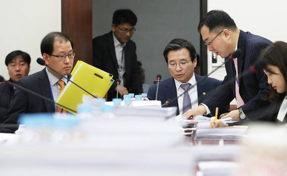 신용평가회사가 평가절차 및 행위규제를 고의·중과실로 위반해 신용등급에 현저한 영향을 미친 경우 이에 따른 투자자의 손해에 대한 배상책임을 부과함을 골자로 한 ‘자본시장과 금융투자업에 관한 법률 일부개정법률안’이 국회 정무위원회에 계류 중이다. 사진은 12월 6일 국회 정무위 법안심사소위에서 김용범 금융위원회 부위원장이 자료를 검토하고 있는 모습. 사진 = 연합뉴스