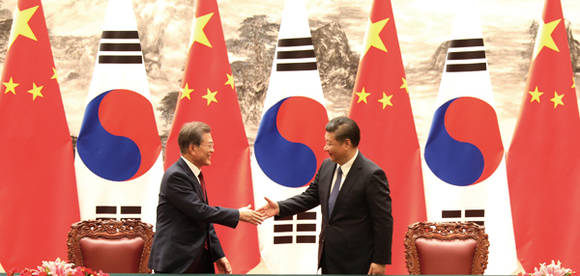 한중 정상회담으로 양국 관계가 회복되길 게임사들도 기대하고 있다. 지난 3월 이후 한한령으로 인해 중국시장 진출이 막혀있었기 때문이다. 지난 14일 악수를 나누는 문재인 대통령(왼쪽)과 시진핑 국가주석(오른쪽). 사진 = 연합뉴스