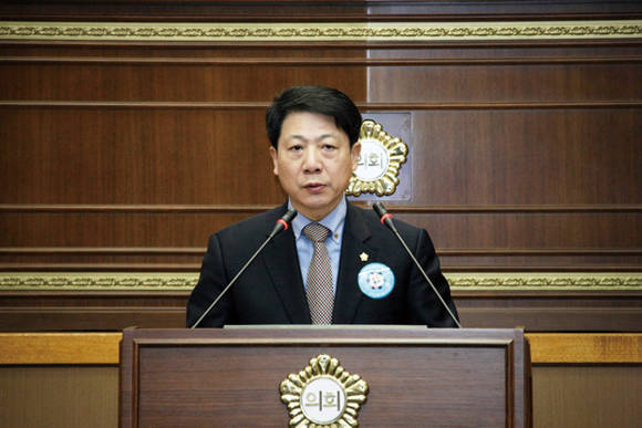 이봉수 마포구의원이 18일 오전 마포구의회 본회의에서 ‘박정희 전 대통령 동상 반대 결의안’의 제안 이유를 설명하고 있다. 사진 = 마포구의회