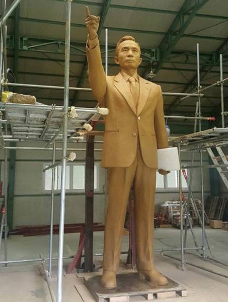 ‘이승만·트루먼·박정희 동상건립추진모임’이 제작해 경기도 고양시 외곽의 한 건물에 보관 중인 높이 4.2m 크기의 박정희 전 대통령 동상. 사진 = 연합뉴스