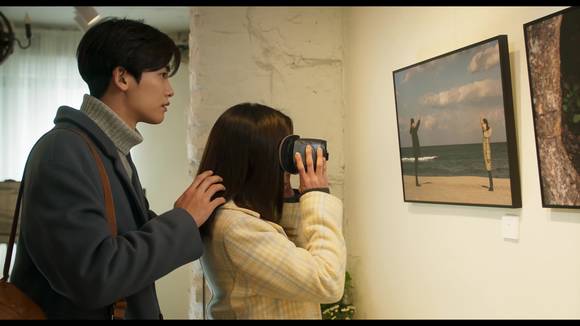 인수는 일터에서 다른 RP 증상의 어르신이 써보라며 건네 준 릴루미노를 수영에게 씌워 줌으로써 사과와 화해, 고백의 마음을 전하려 한다. (사진 = 영화 화면 캡처)