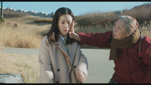 수영은 지나가던 할머니의 배려가 부족한 마구잡이식 동정으로 인해 다칠 위기에 처한다. (사진 = 영화 화면 캡처)