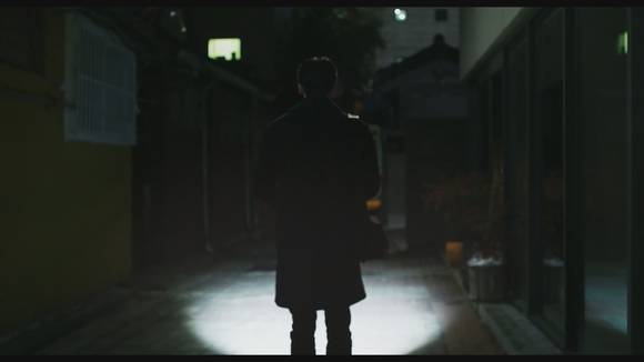 점점 악화되는 눈때문에 좌절했던 인수는 자신이 쌀쌀맞게 대했던 수영이 준 휴대용 손전등 덕분에 어두운 골목을 안전하게 걸을 수 있게 되면서 닫혔던 마음을 열기로 결심한다. (사진 = 영화 화면 캡처)