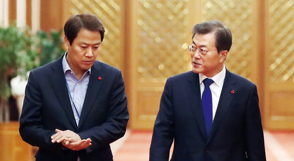문재인 대통령이 지난 12월 26일 청와대 본관 충무실에서 열린 국무회의 구성원 초청 만찬 행사에 임종석 비서질장과 입장하고 있다. 사진 = 연합뉴스