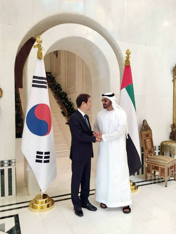 임종석 비서실장이 12월 10일 셰이크 모하메드 빈 자이드 알 나흐얀 UAE 왕세제와 만나 악수하고 있다. 사진 = 청와대