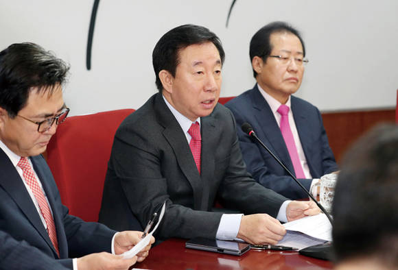 자유한국당 김성태 원내대표가 2일 열린 최고위원회의에서 임종석 비서실장의 UAE 방문과 관련, “국정조사를 비롯해 국회 차원에서 모든 가능한 수단과 방법을 동원해 의혹을 밝히겠다”고 강조하고 있다. 사진 = 연합뉴스