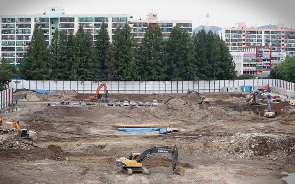 재건축·재개발 조합원들은 건설사 컨소시엄을 기피한다. 수주전에서 경쟁이 사라져 공사비와 공사기간 등에서 손해를 본다는 인식 때문이다. 서울의 한 아파트 공사 현장. 사진 = 연합뉴스