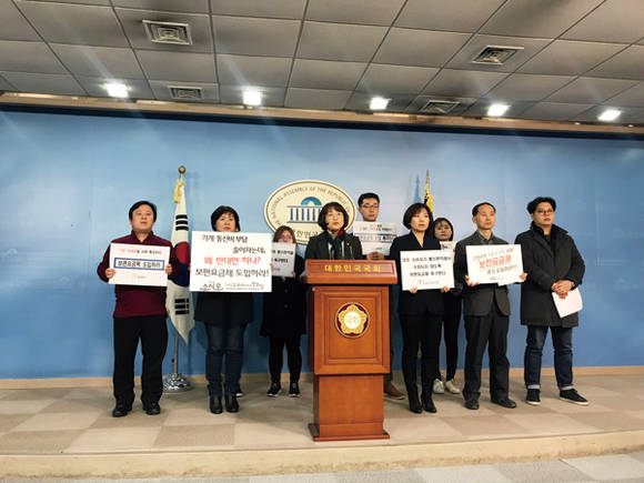3일 국회 정론관에서 국회 과학기술정보방송통신위원회 정의당 추혜선 의원과 ‘가계통신비 정책협의회’에 참여하고 있는 경제정의실천시민연합·소비자시민모임·참여연대·한국소비자연맹이 공동 기자회견을 열고 보편요금제 도입을 촉구하고 있는 모습. 사진 = 경실련