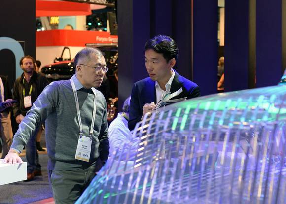 정의선 현대자동차그룹 부회장(왼쪽)이 CES 2018 전시장을 둘러보고 있다. (사진 = 현대자동차그룹)