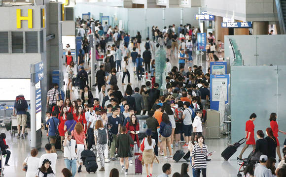 2017년 12월 22일 인천공항 탑승동 면세품 인도장이 중국인 여행객들로 크게 붐비고 있다. 사진 = 연합뉴스