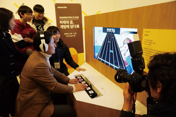 권영식 넷마블게임즈 대표는 넷마블 게임아케데미 전시회에 직접 참가, 학생들을 격려했다. 리듬게임 Ribit을 직접 체험하고 있는 권영식 대표 모습. 사진 = 손강훈 기자