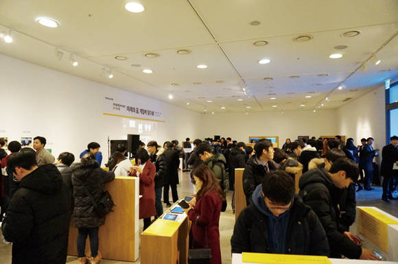 10일부터 21일까지 진행되는 넷마블 게임아카데미 전시 개막식에는 아카데미 참가 학생들과 그 가족들로 활기가 넘쳤다. 사진 = 손강훈 기자