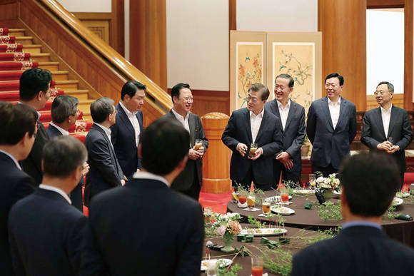 문재인 대통령이 2017년 7월 28일 오후 청와대 본관에서 2차 주요기업인과의 간담회 겸 만찬을 가지기에 앞서 ‘칵테일 타임’을 열고 있다. 사진 = 청와대