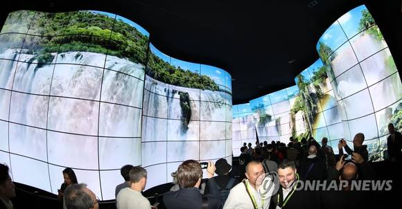세계 최대 가전·IT 박람회인 'CES(Consumer Electronics Show) 2018'이 개막한 2월 9일 미국 라스베이거스 컨벤션센터(LVCC)에서 참관객들이 LG전자의 '올레드 협곡'을 감상하고 있다. (사진 = 연합뉴스)