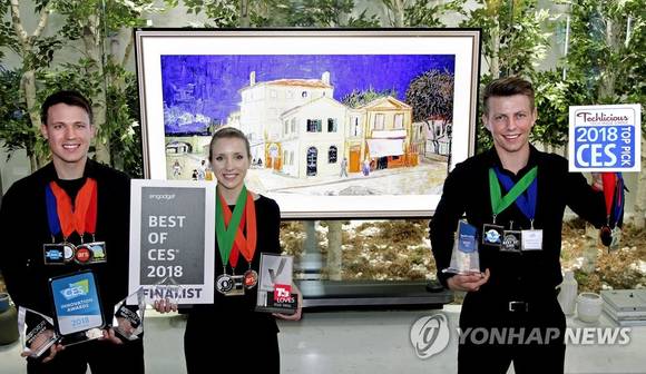 'LG AI OLED TV'가 CES의 공식 어워드 파트너인 '엔가젯'이 뽑은 '최고 TV(Best TV)'에 선정되는 등 20개가 넘는 상을 받았다. LG전자 직원들이 'LG AI OLED TV' 앞에서 상패를 들어 보이고 있다. (사진 = 연합뉴스)