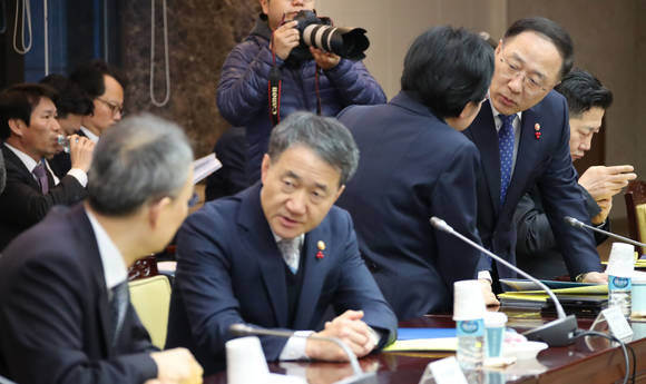 17일 오전 서울 세종로 정부서울청사에서 열린 경제관계장관회의에 참석한 박능후 보건복지부 장관(왼쪽에서 두 번째)과 홍남기 국무조정실장(오른쪽에서 두 번째) 등이 각각 대화하고 있다. (사진 = 연합뉴스)