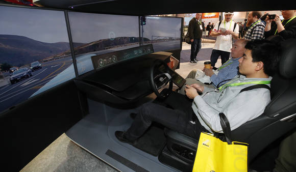 CES 2018의 기아자동차 전시장에서 참관객들이 미래 자율주행 VR 시뮬레이터를 체험하고 있다. (사진 = 연합뉴스)
