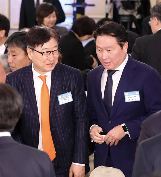 최태원 SK 회장(오른쪽)과 윤부근 삼성전자 부회장이 지난 2일 청와대 영빈관에서 열린 신년인사회에서 담소를 나누고 있다. 사진 = 연합뉴스