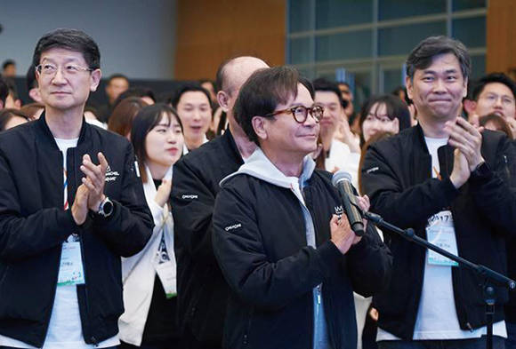 이재현 CJ그룹 회장이 최근 사내 교육행사에서 사원들과 함께 박수를 치고 있다. 사진제공 = CJ그룹
