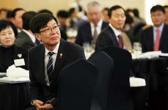 김상조 공정거래위원장이 1월 19일 서울 서초구 쉐라톤 팔래스 강남호텔에서 여의도정책포럼과 한국프랜차이즈산업협회 공동 주최로 열린 조찬 강연회에서 참석했다. 사진 = 연합뉴스