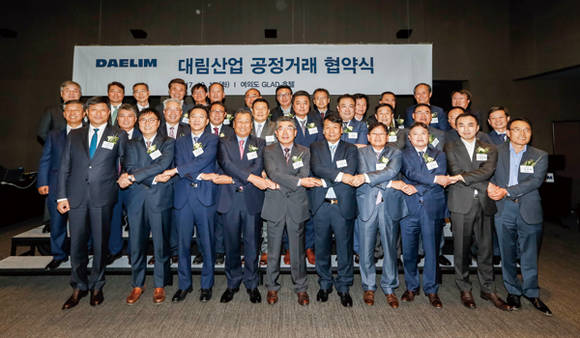 건설사가 투명·윤리·정도경영을 강조하고 나섰다. 현 정부의 정책 기조에 발 맞추기 위한 것으로 해석된다. 지난해 10월 열린 대림산업의 협력회사 공정거래 협약식에서 강영국 대림산업 대표이사(앞 줄 좌측 다섯번째)와 협력업체 대표들이 기념촬영을 하고 있다. 사진 = 대림산업