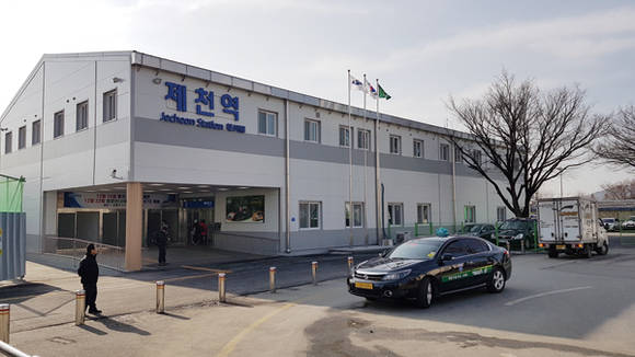 태백산 눈꽃축제’ 기간임에도 제천역사가 한산하다. 중앙선, 태백선, 충북선이 만나는 제천역은 눈꽃축제 환승 인파로 붐비는 곳이지만, 이번에는 화재 참사 영향으로 썰렁하다. 사진 = 도기천 기자