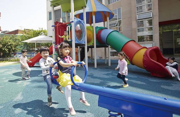 삼성화재는 아이들이 마음껏 뛰놀 수 있게 친환경으로 꾸민 ‘드림놀이터’를 만들고 있다. 사진 = 삼성화재